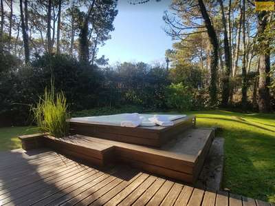 terrasse en bois autour de la piscine